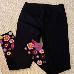 Floral Embroidered women’s Leggings NWOT